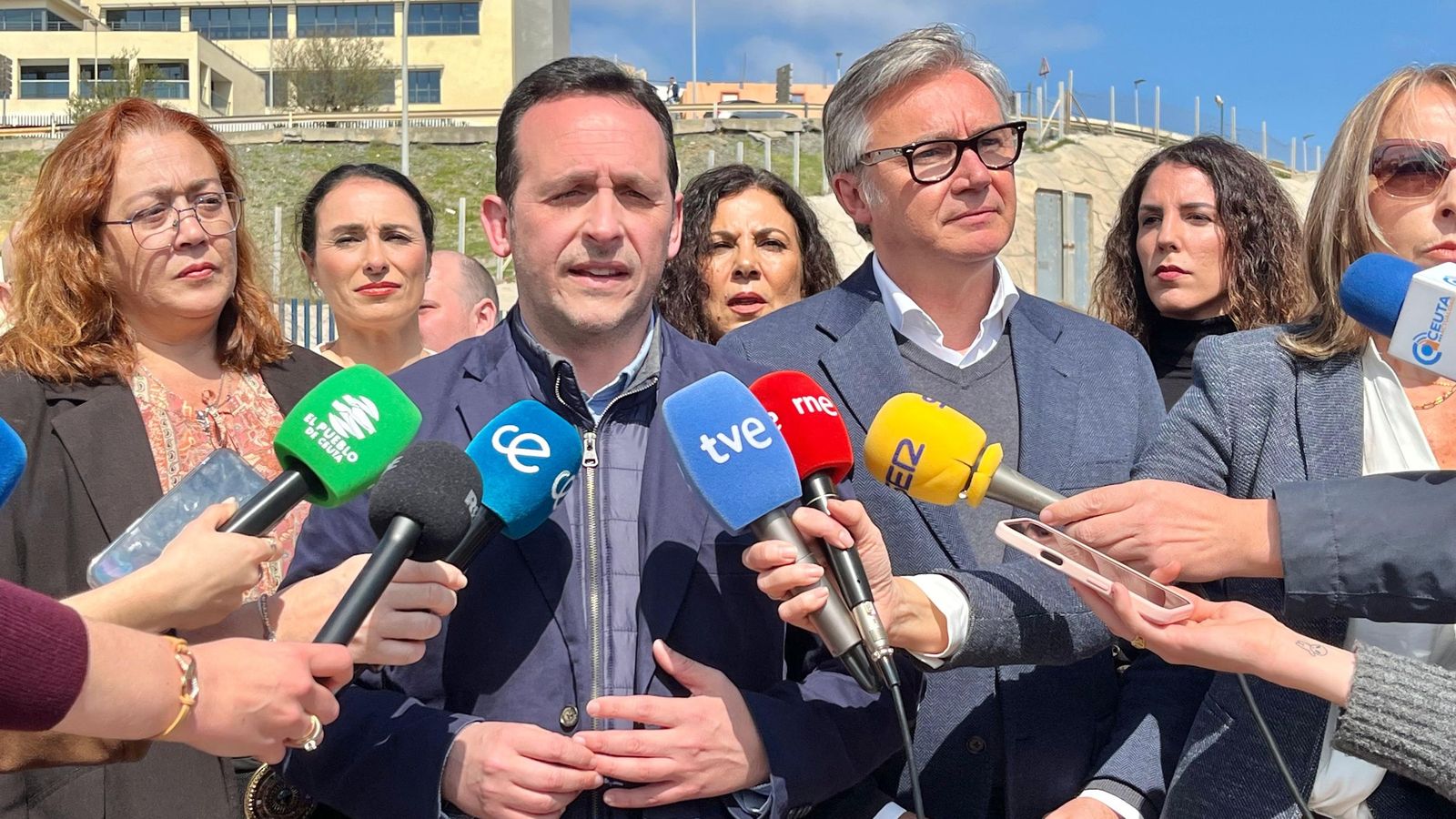 El líder de Vox en Ceuta, Juan Sergio Redondo, comparece ante la prensa en la explanada del Tarajal junto al portavoz andaluz, Manuel Gavira