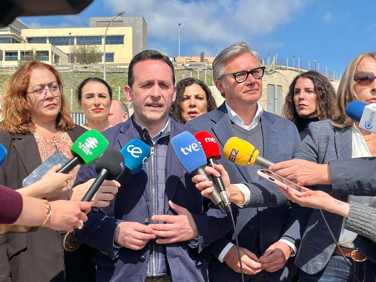 El líder de Vox en Ceuta, Juan Sergio Redondo, comparece ante la prensa en la explanada del Tarajal junto al portavoz andaluz, Manuel Gavira