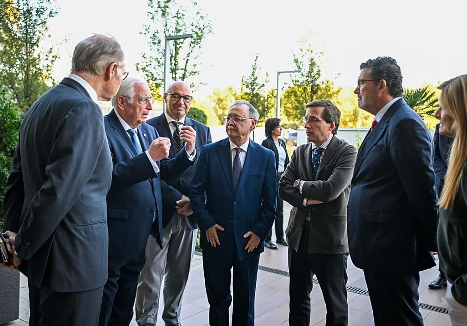 El presidente de Vocento, Ignacio Eyriès, junto al presidente de Melilla, Juan José Imbroda, el consejero de Comercio, Turismo, Empleo y Deporte de Melilla, Nicola Cecchi Bisoni, el presidente de Ceuta, Juan Jesús Vivas, el alcalde de Madrid, José Luis Martínez -Almeida, el director de ABC y Ana Delgado, directora general de ABC. (Belén Díaz)