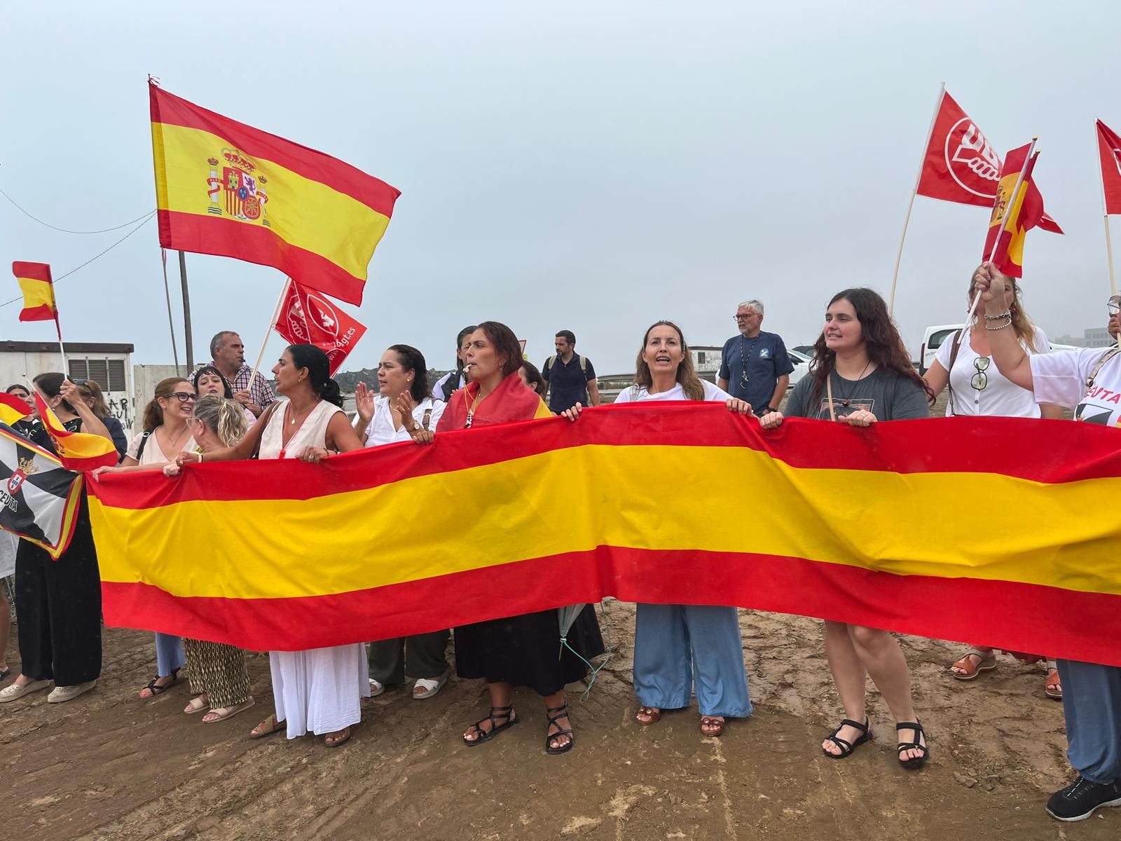 Manifestación frente a la escuela infantil de África contra la instalación de un recurso de acogida de migrantes