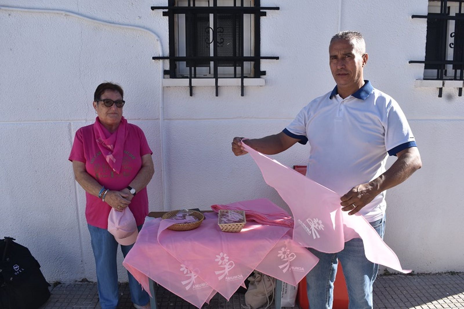 Lola Rodríguez y Mohamed Mohamed pasaron la mañana vendiendo pañuelos y pulseras / FOTO NICOL´S Lola Rodríguez y Mohamed Mohamed pasaron la mañana vendiendo pañuelos y pulseras / FOTO NICOL´S