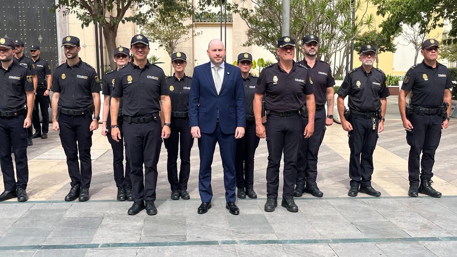 El delegado del Gobierno y el jefe de Policía posan con los 45 nuevos agentes en prácticas
