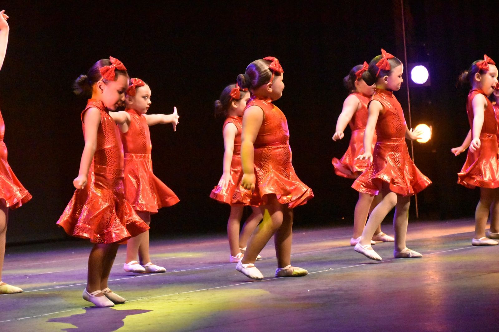 Más de cien bailarinas convierten el Revellín en un escenario de emoción y talento