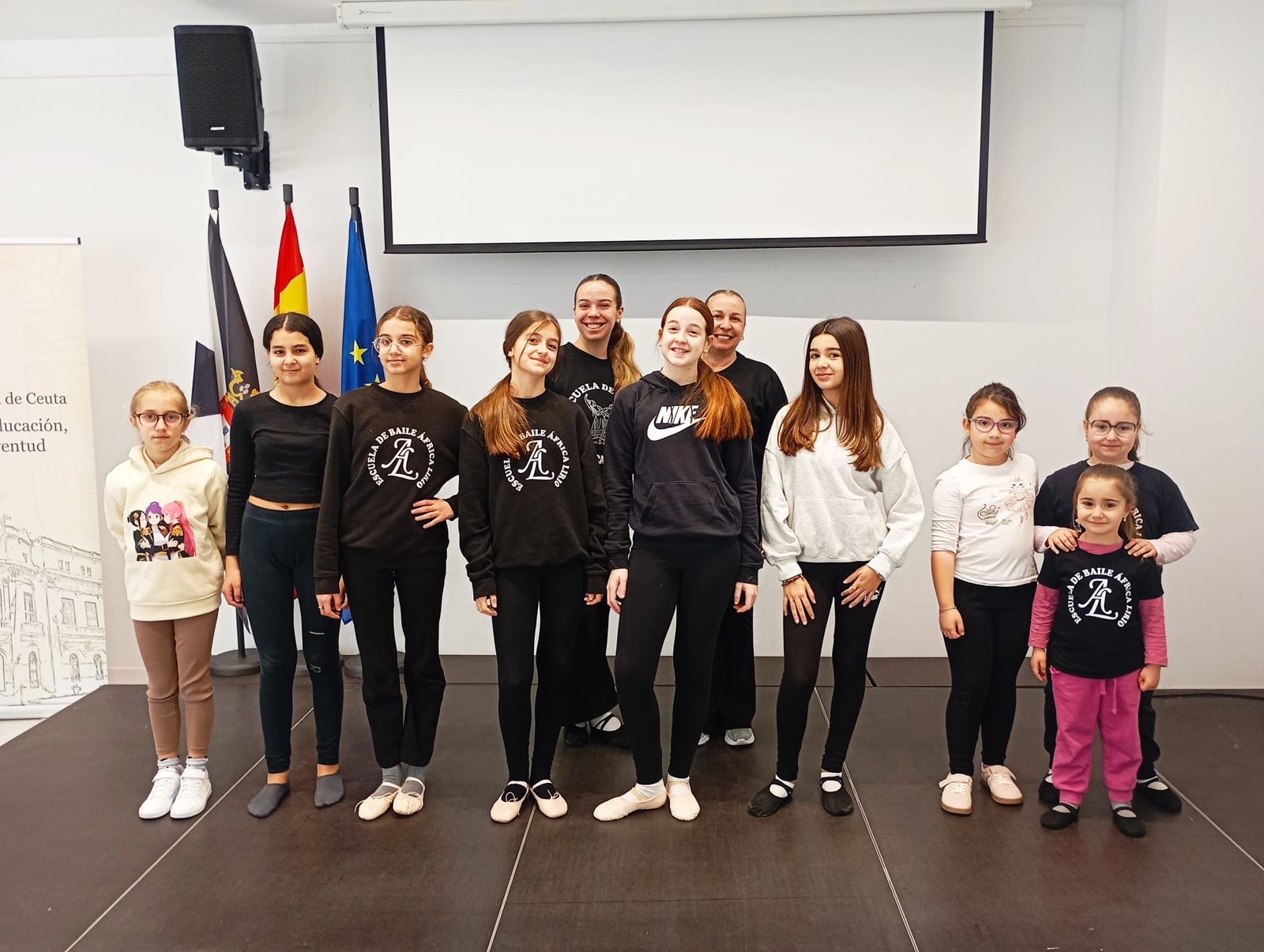 Foto de familia en el escenario de la Antigua Estación del Ferrocarril
