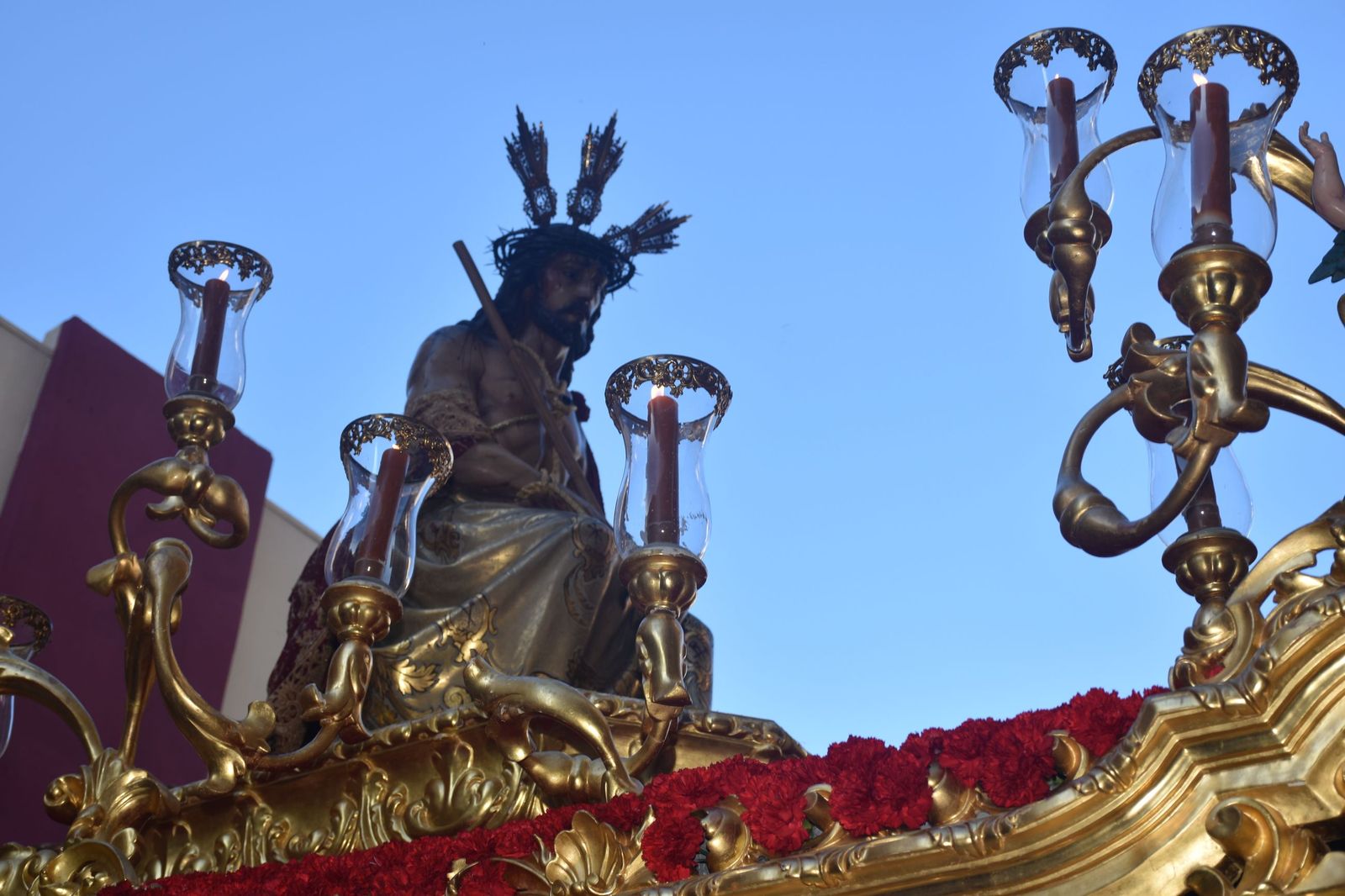 Aroma cofrade y estudiantil: Las Penas reina en el Jueves Santo