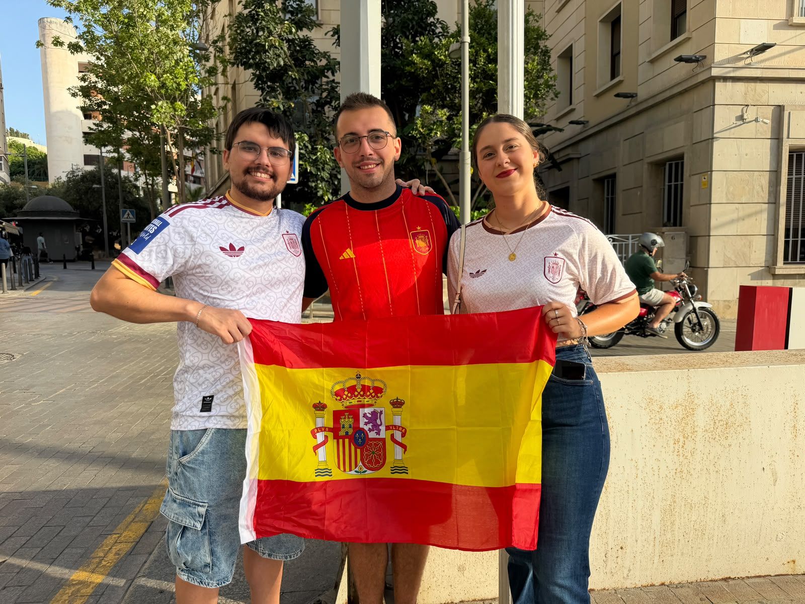 Ceuta se vuelca con España y dibuja de rojo y amarillo La Ribera