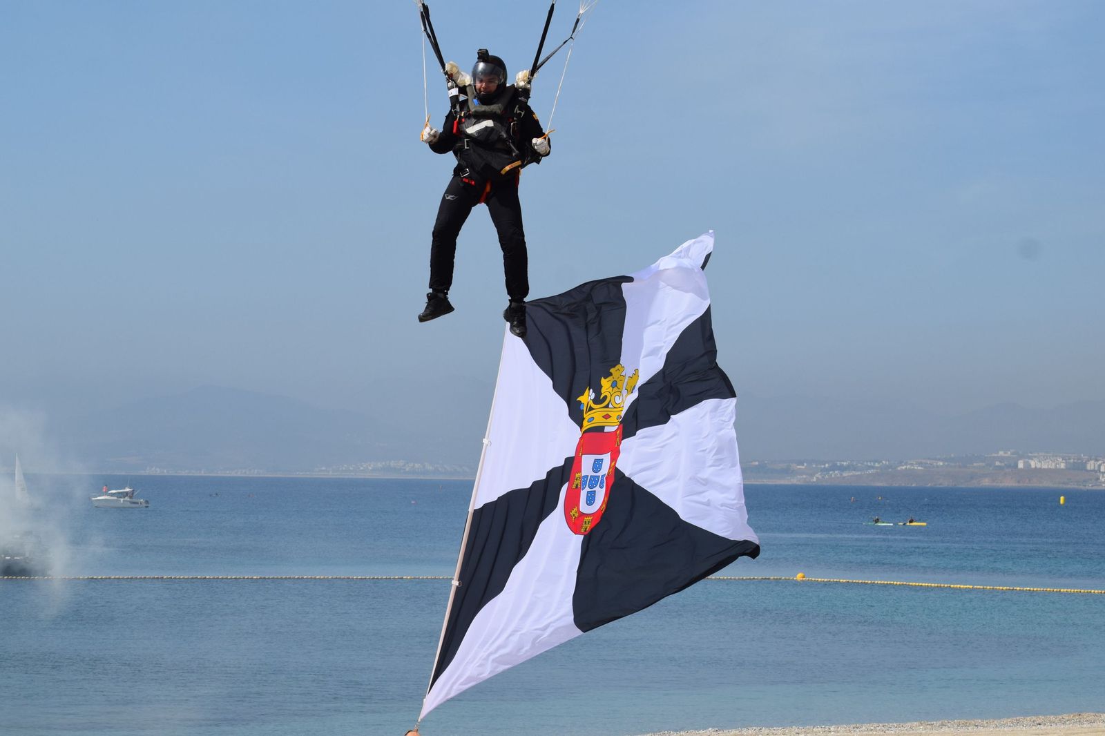 FOTOGALERÍA | Ceuta mira al cielo para celebrar a sus Fuerzas Armadas