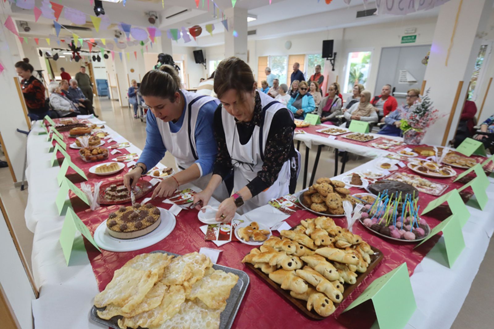 Trabajadoras preparando la cata./ FOTO REDUAN
