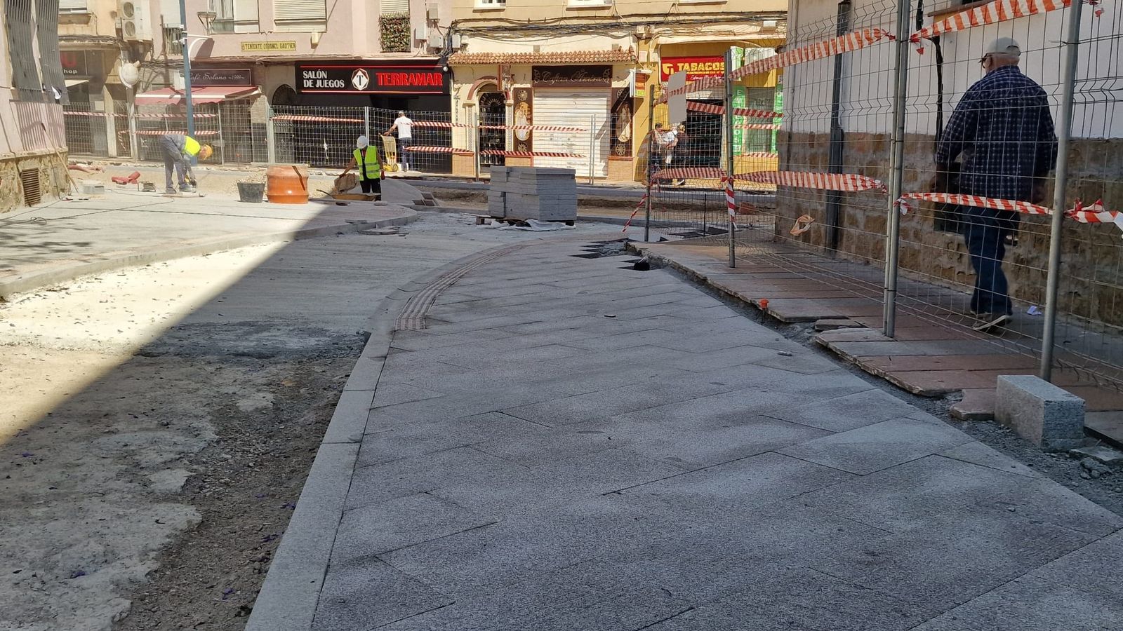 Ya se está poniendo la nueva solería en el primer tramo de la obra