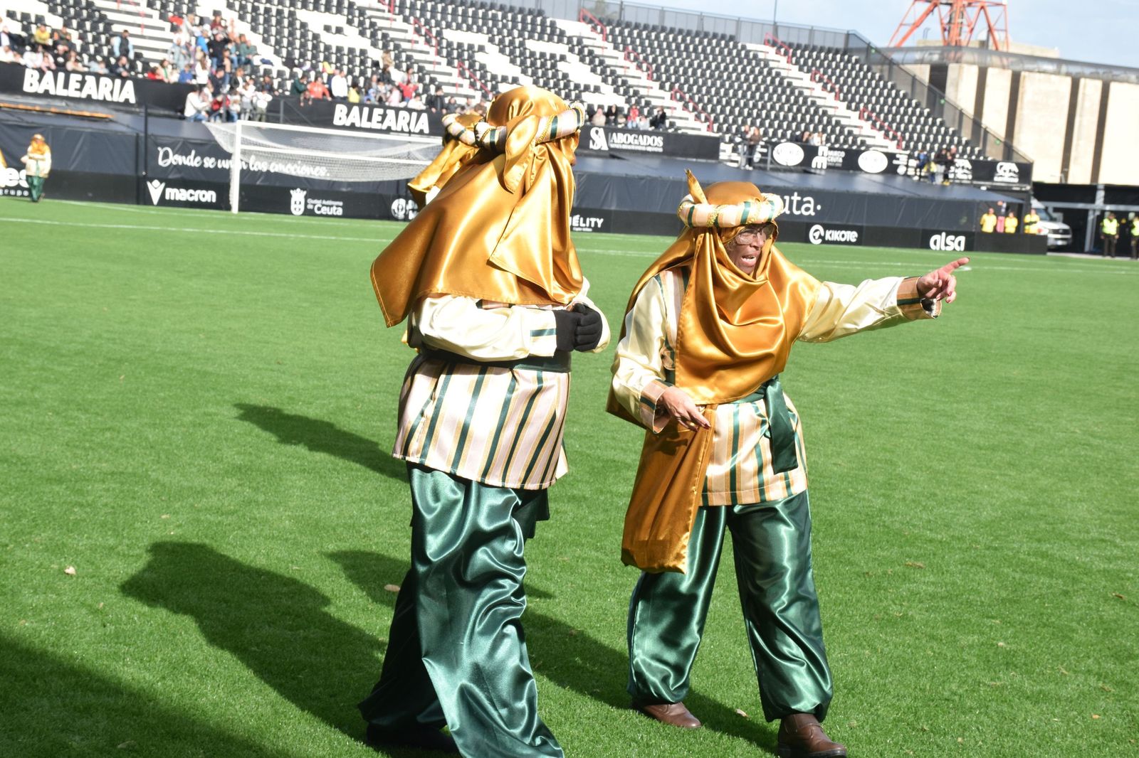 Los Reyes Magos aterrizan en el Alfonso Murube horas antes de la cabalgata