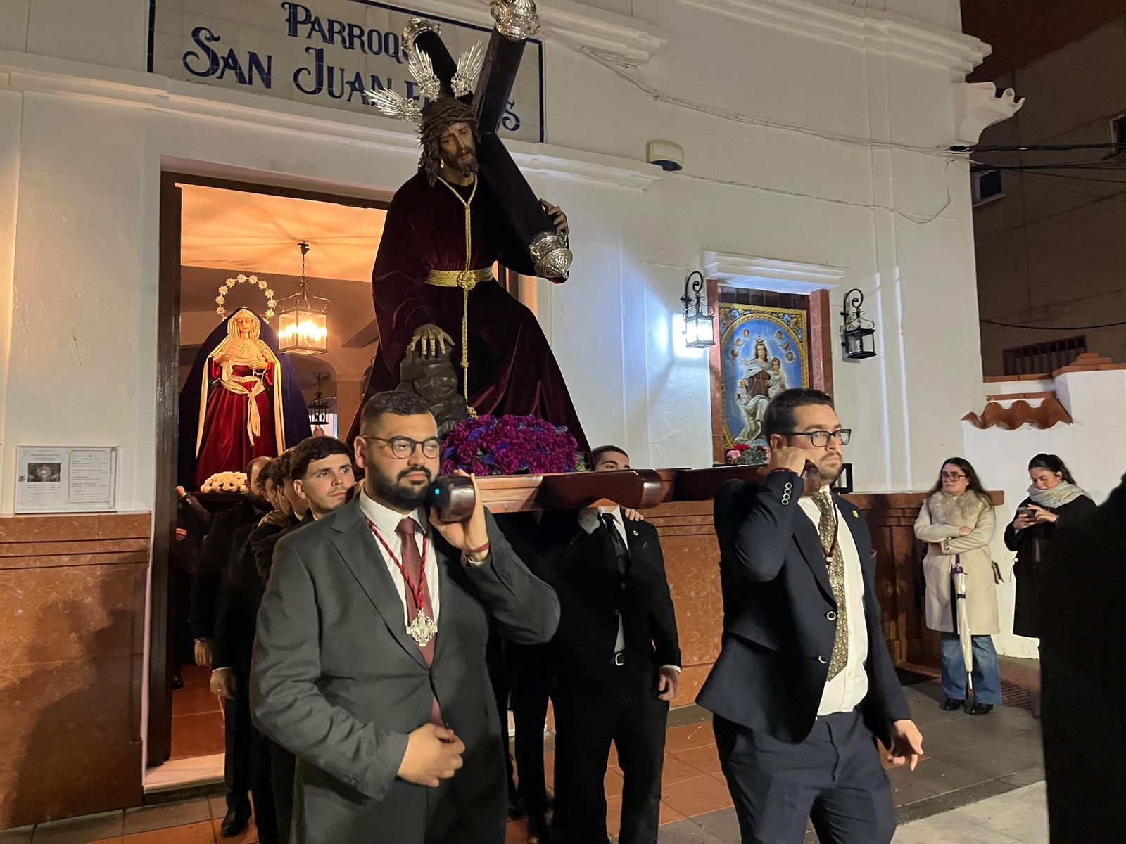 La lluvia no impide el traslado de la Amargura y el Caído a su Casa