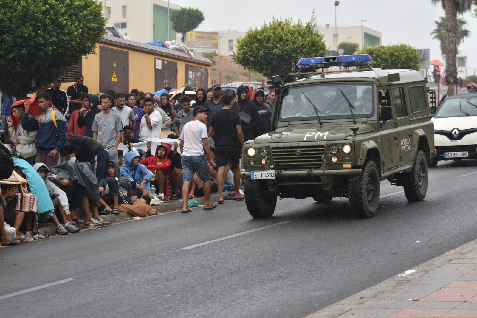 Un vehículo militar pasea por los alrededores de Loma Colmenar
