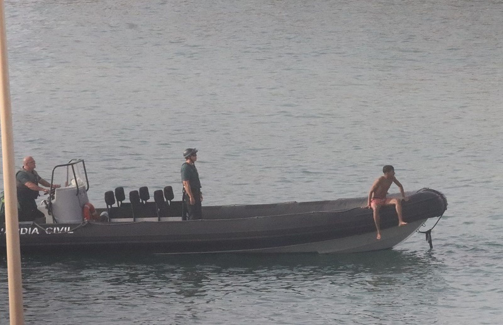 Un joven magrebí rescatado por la Guardia Civil en una imagen de archivo. / FOTO REDUAN