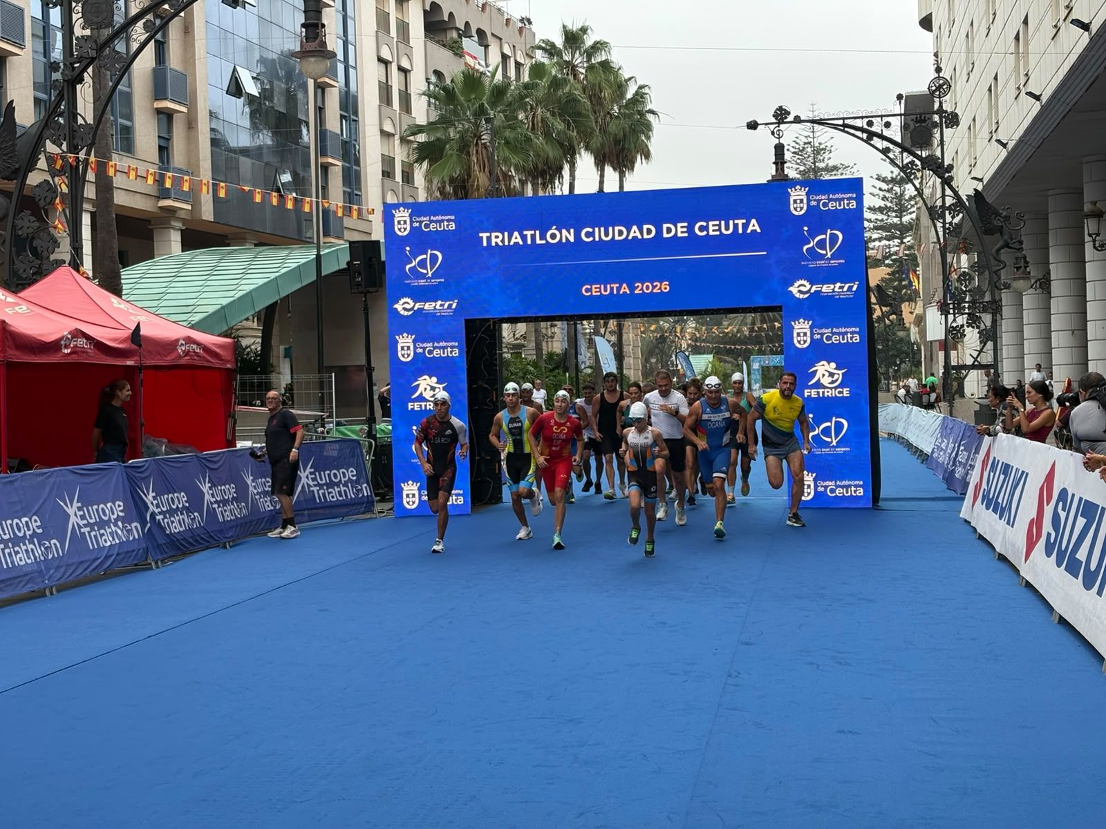 Los aficionados al triatlón en Ceuta se reúnen para participar en el Acuatlón Popular 'Juan Mur' y en la Phoenix Kids Triathlon