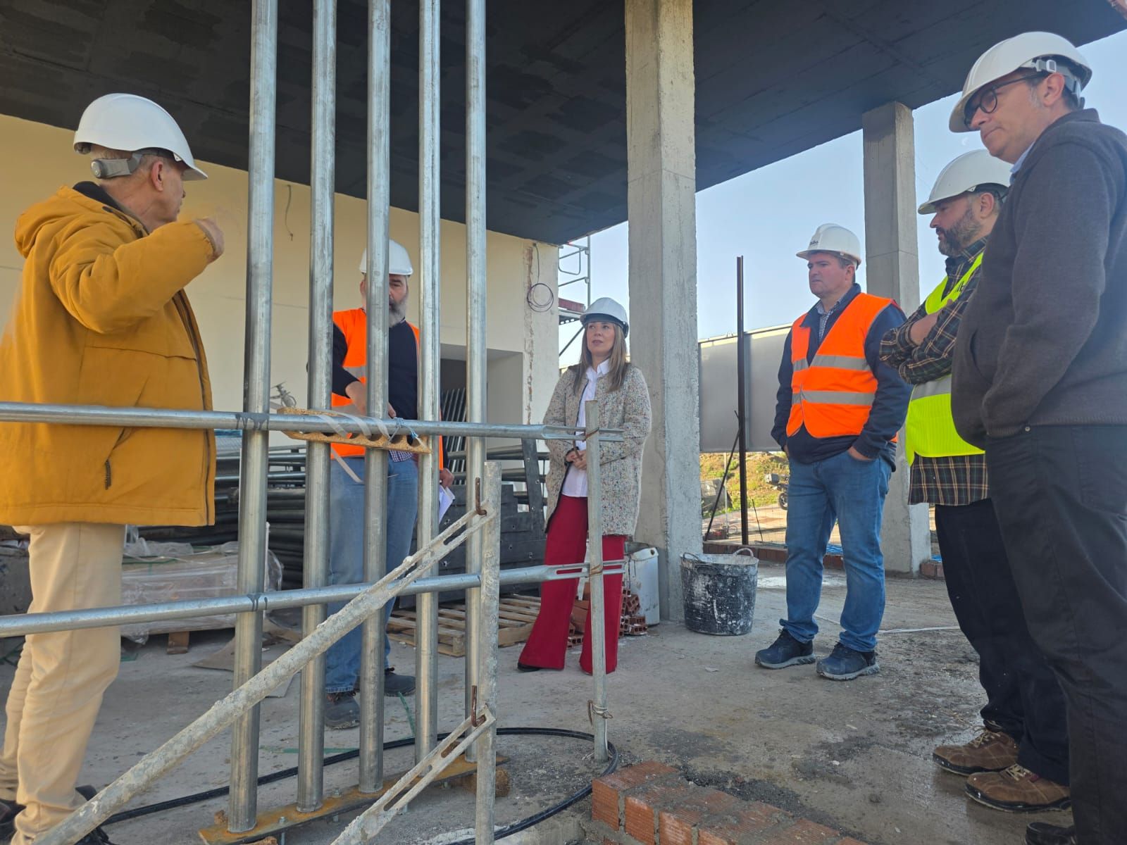 Orozco junto a encargados de una obra en Ceuta