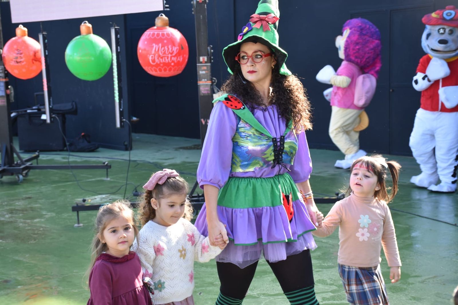 La Navidad llega a la Marina con una fiesta infantil