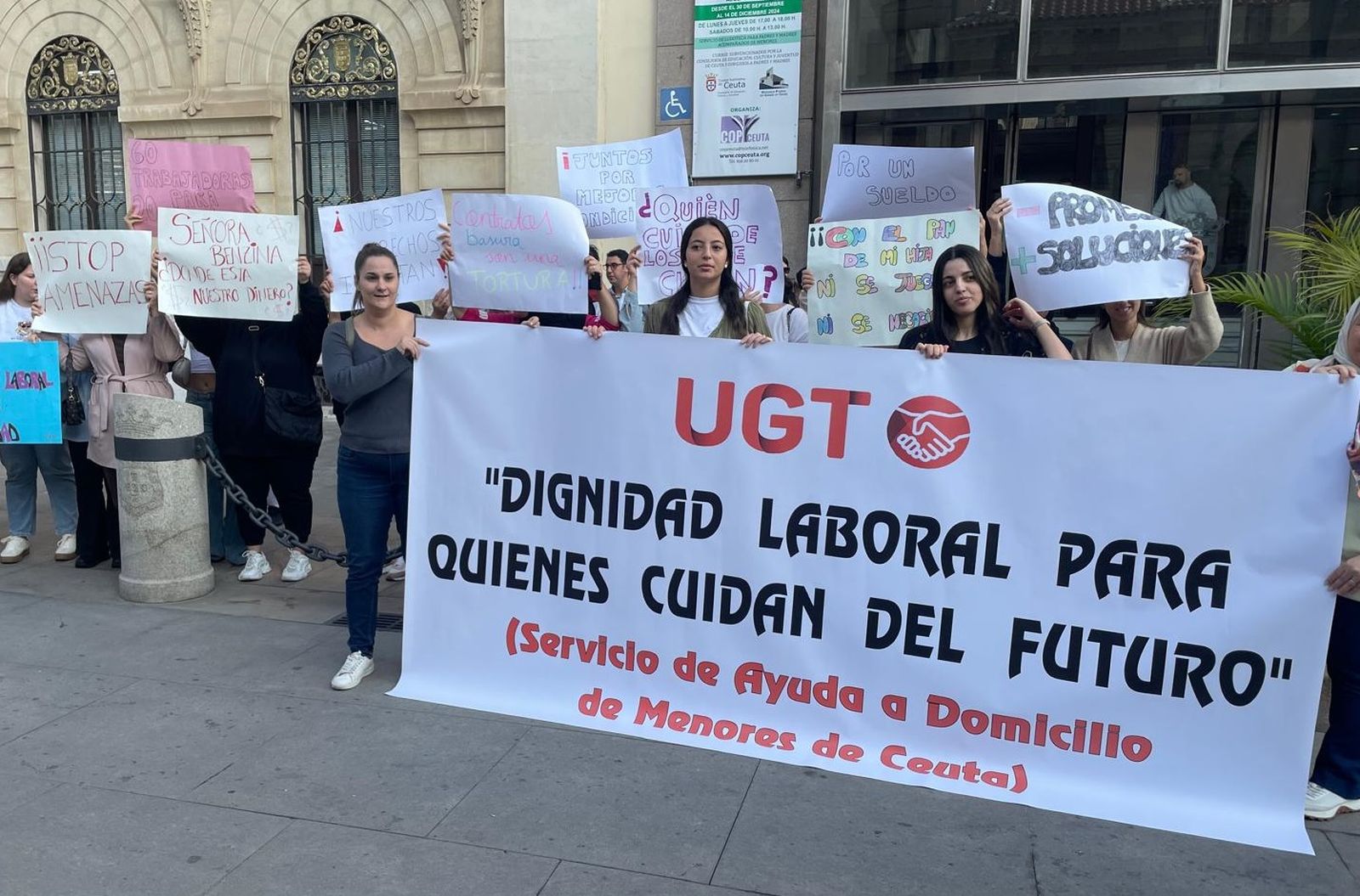 Concentración de las trabajadoras del servicio de ayuda a domicilio de menores del CAM celebrada en octubre de 2025