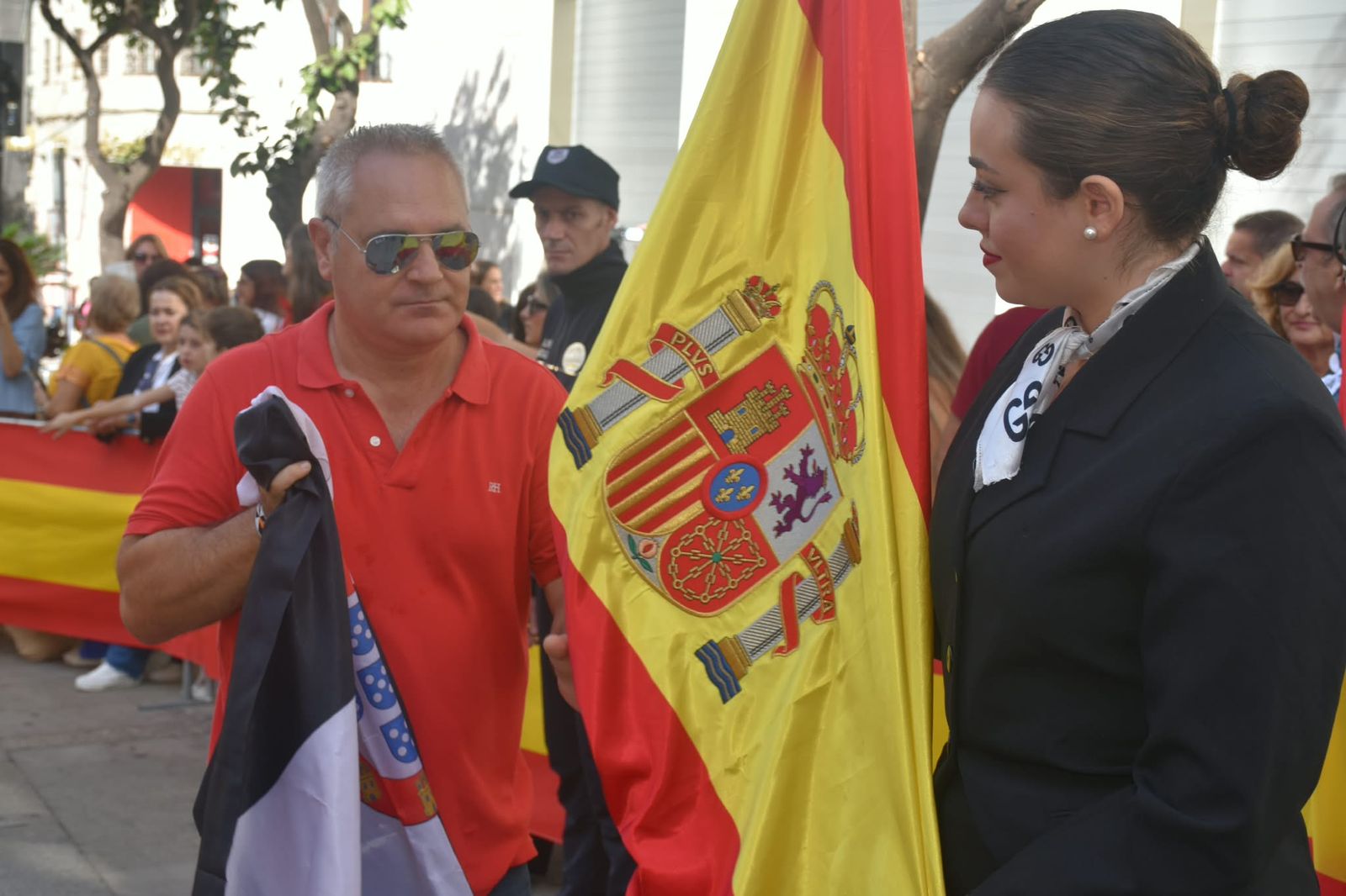 Multitud de ceutíes juran bandera de manera simbólica para mostrar su pertenencia a España