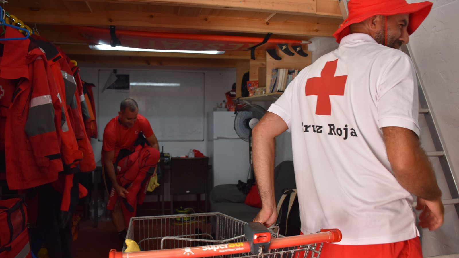 Los voluntarios de Cruz Roja José Antonio Carracao y Mohamed Chergui se preparan en la base de Salvamento Marítimo antes de una navegación. El local, perteneciente a la ONG, fue adecentado por varios voluntarios, entre los que se encuentran ambos