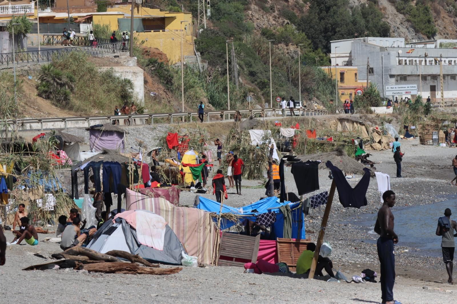 La Playa del Trampolín se llena de chozas como refugio de los migrantes