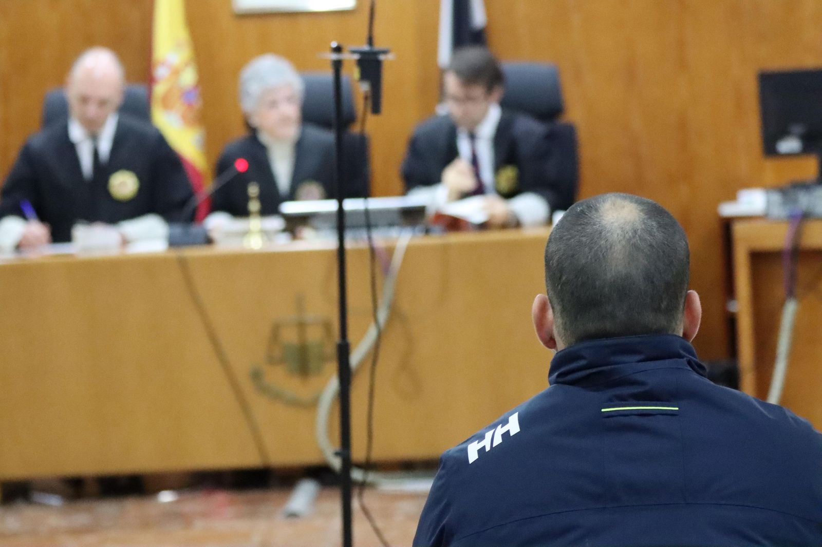 El acusado frente al tribunal.