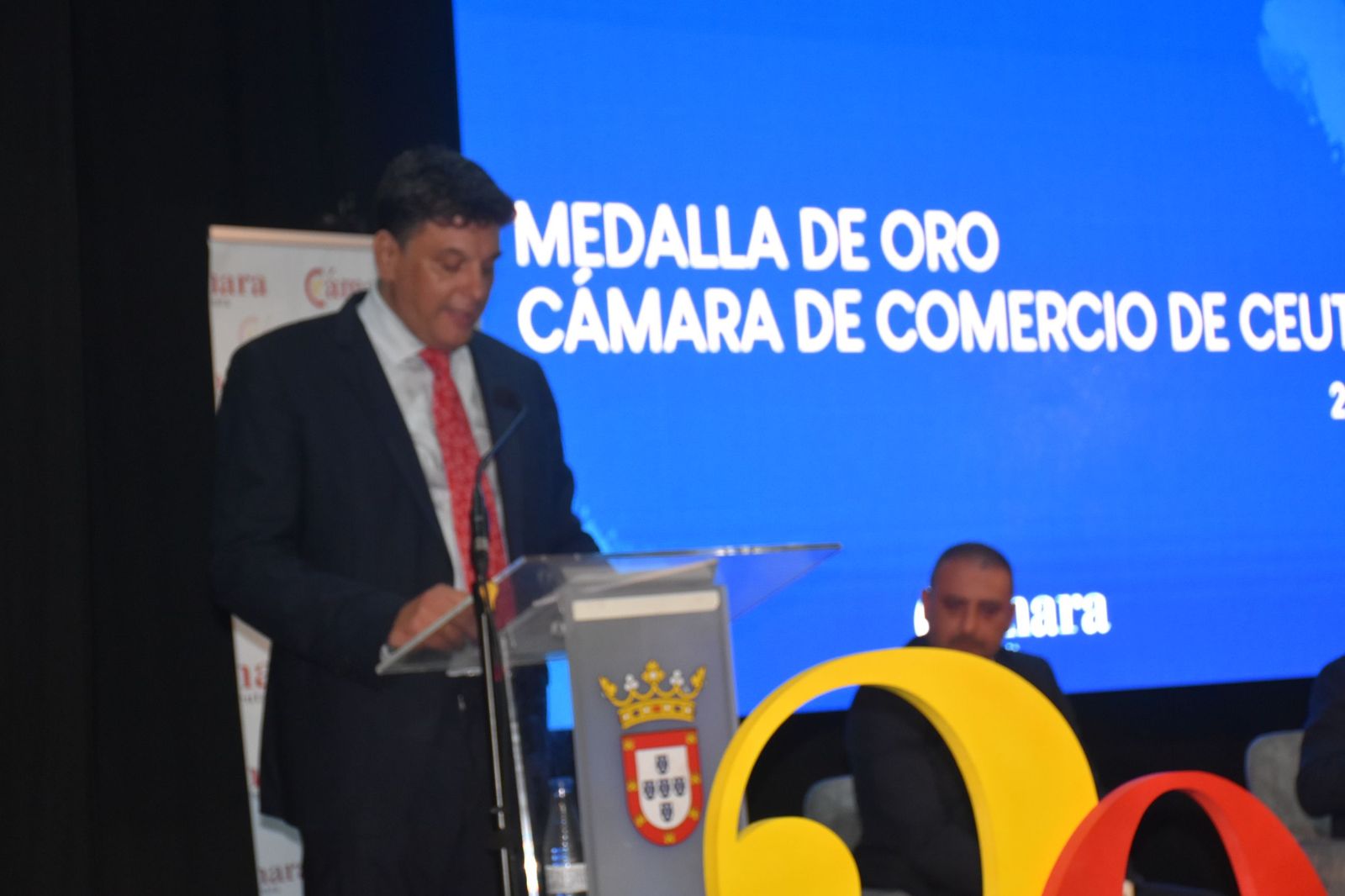Luhay Hamido recibe la Medalla de Oro de la Cámara por su compromiso con el deporte ceutí