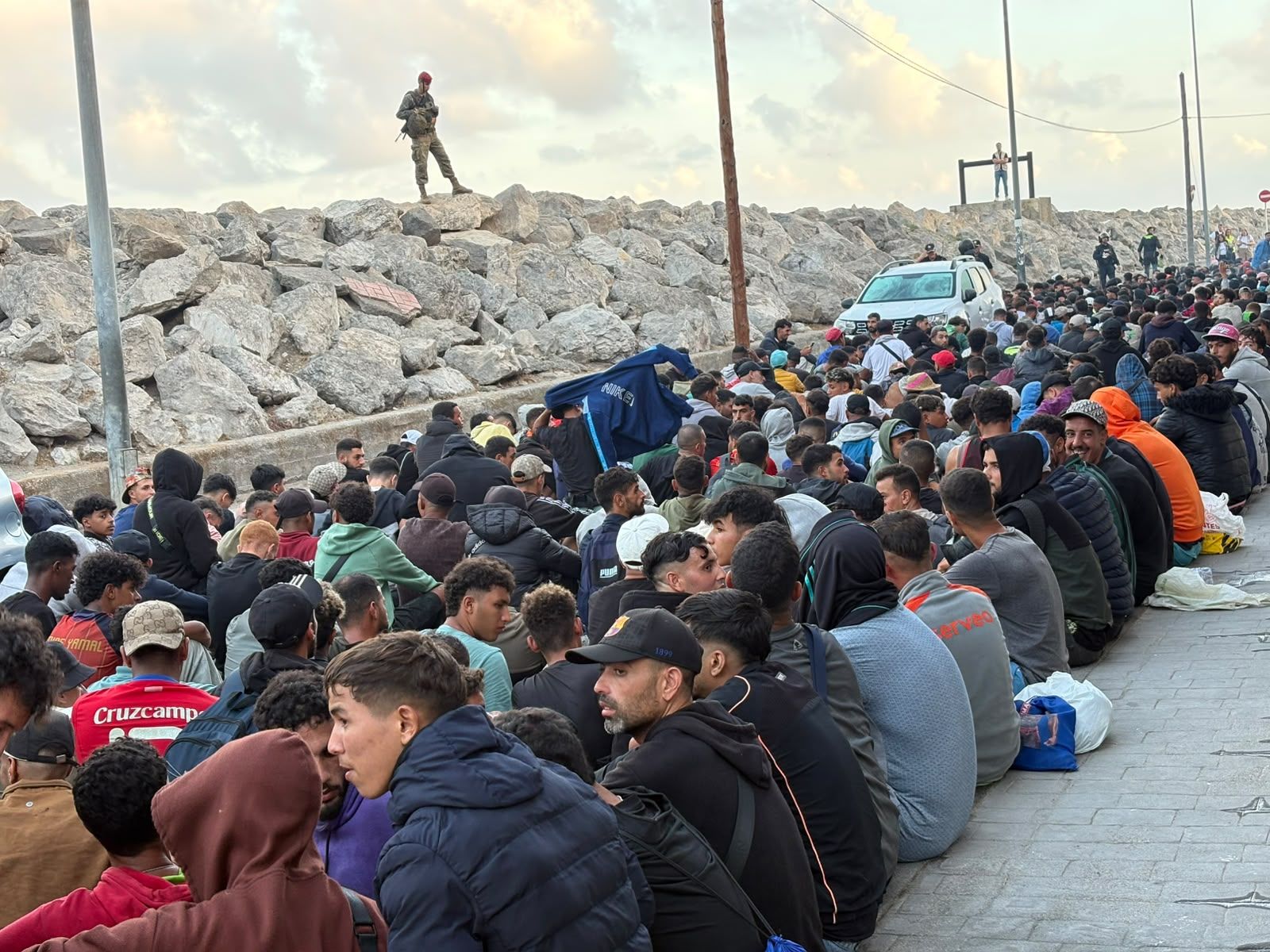Tenso traslado  de más de  3.000 migrantes de las playas de Ceuta a un nuevo centro temporal