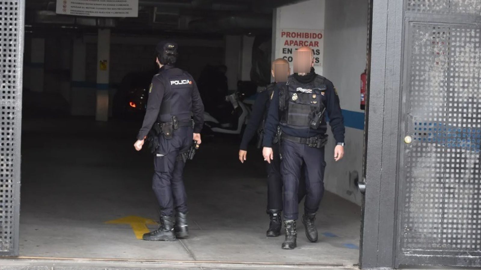 Agentes de la Policía Nacional durante el registro en el edificio Baeza