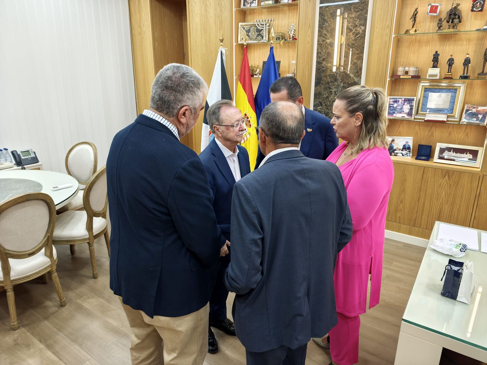 El presidente Juan Vivas recibe en el palacio autonómico a Roncero