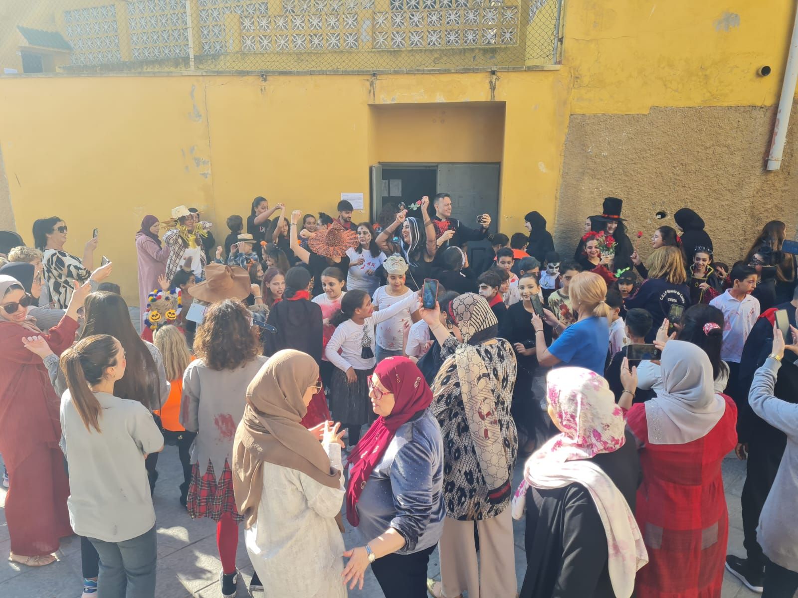FOTOGALERÍA | El CEIP Rosalía de Castro lleva la magia de Halloween a las calles de la barriada con un pasacalles