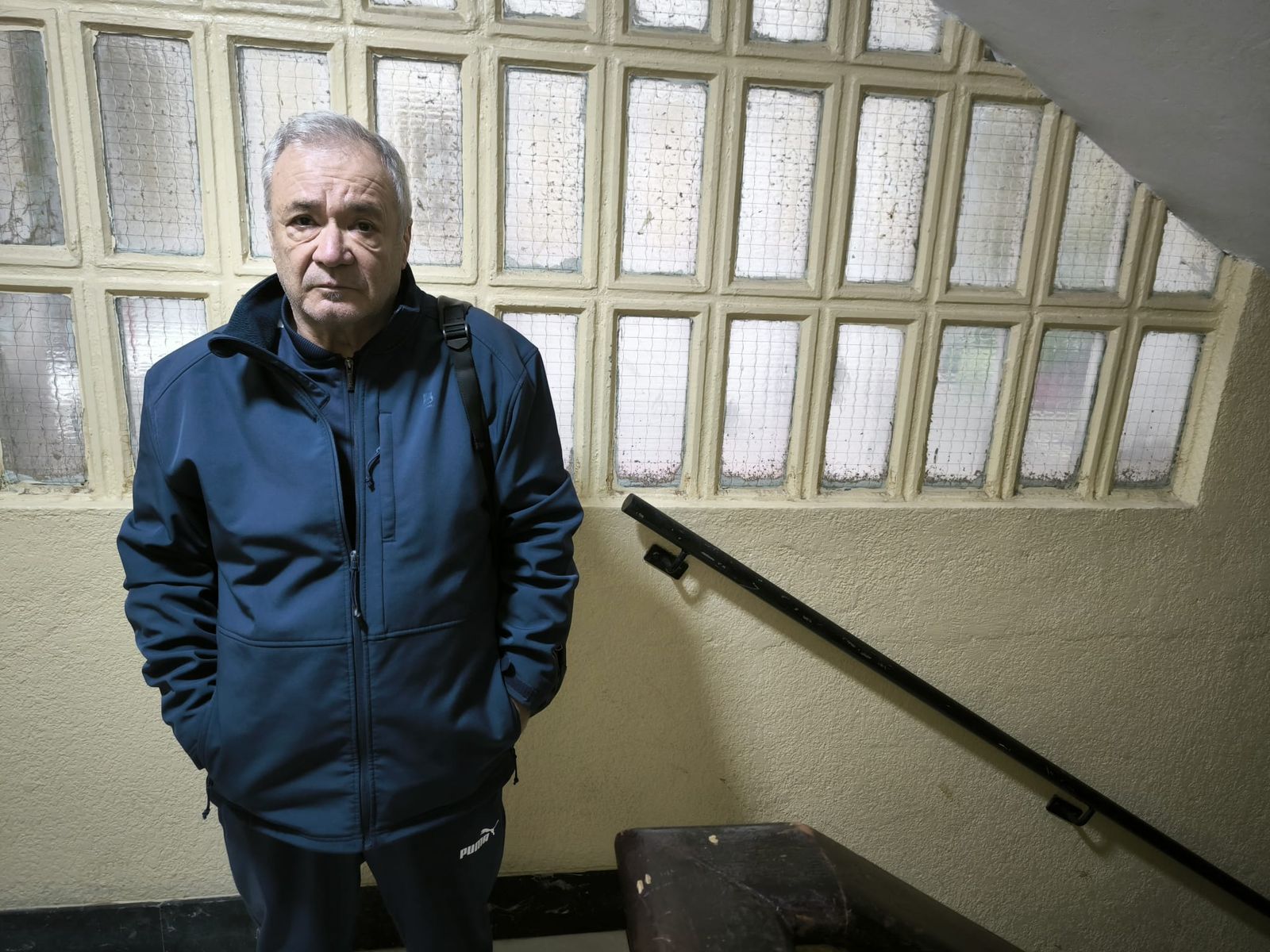 Artero posa en su bloque en la zona que analizaron para instalar el ascensor