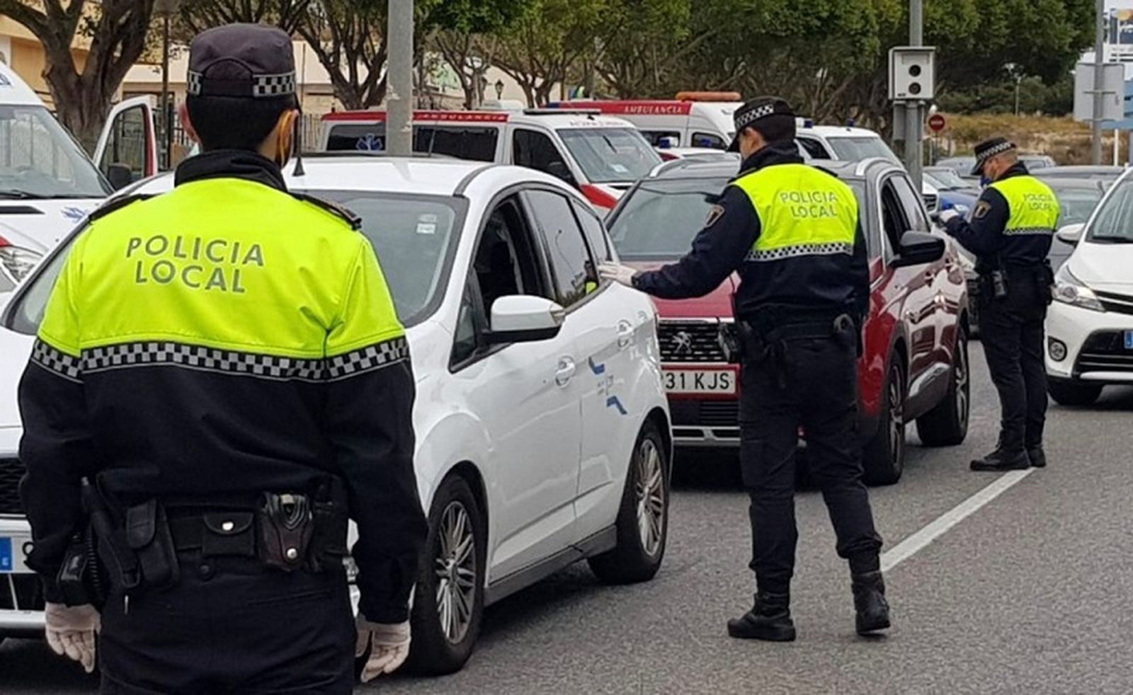 Agentes de la Policía Local controlan el tráfico rodado en el centro de la ciudad