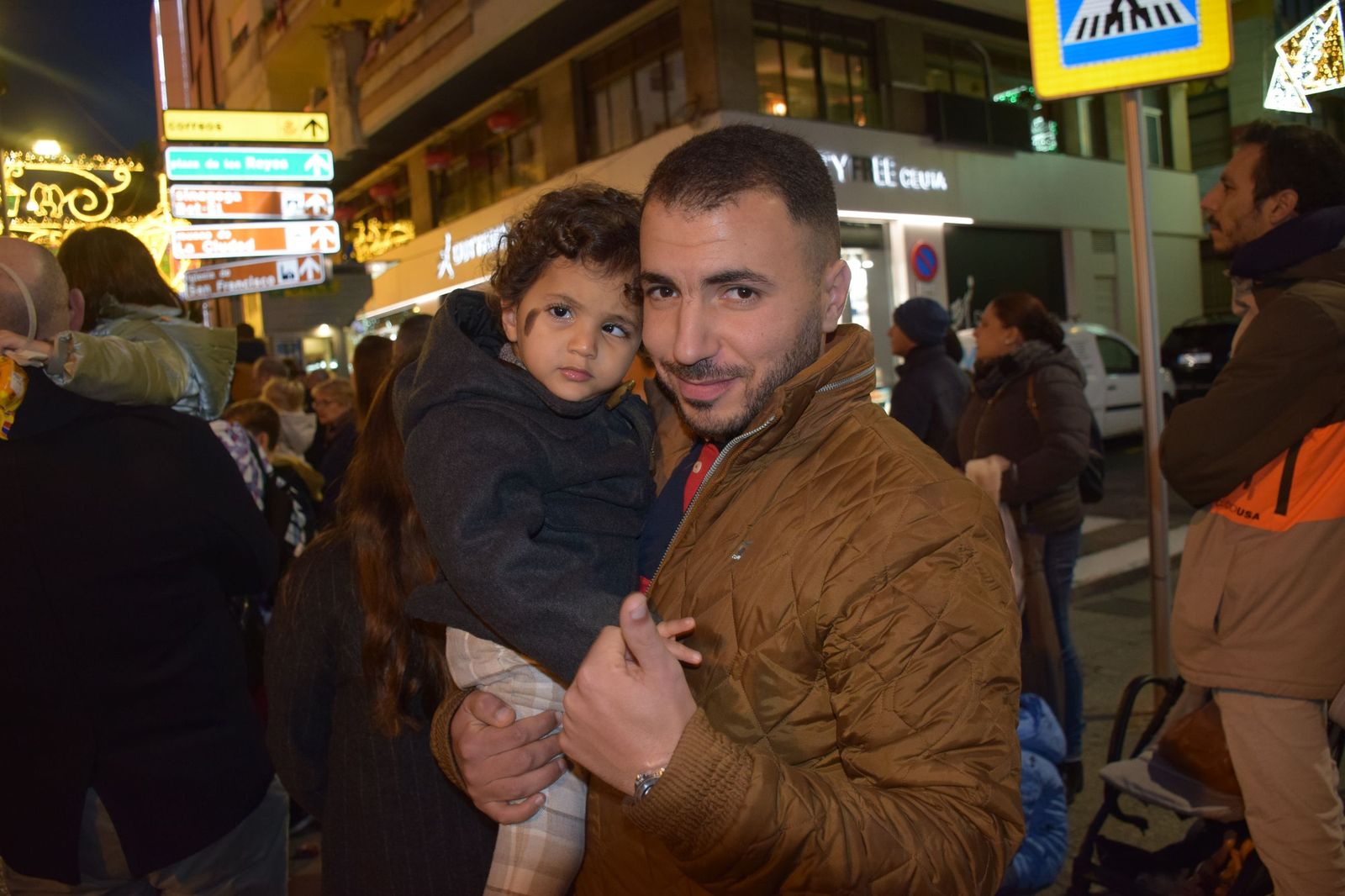 El centro de Ceuta disfruta de la visita del Heraldo Real y de su tradicional pasacalles