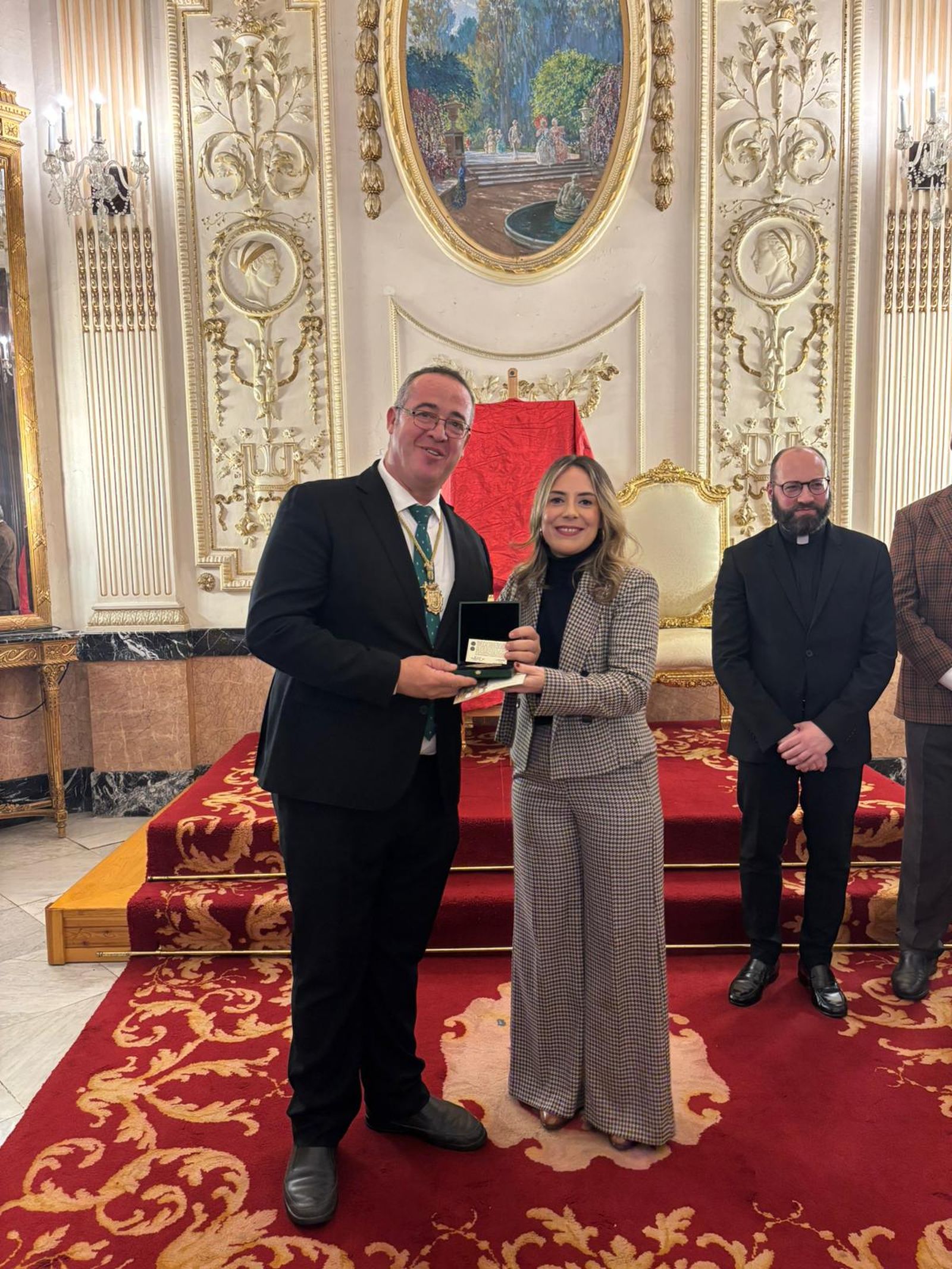La consejera de Educación y Cultura recibió a los participantes en el Salón del Trono del Palacio Autonómico, donde les dio la bienvenida institucional y les hizo entrega de un Ceitil