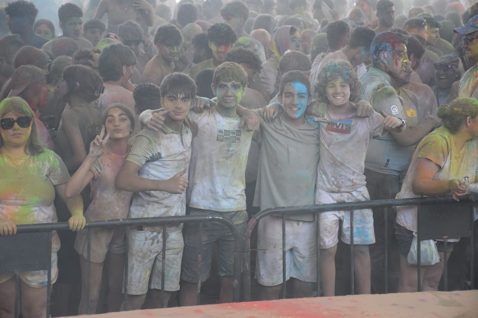 El Holi vuelve a teñir Ceuta de color por la solidaridad y el amor