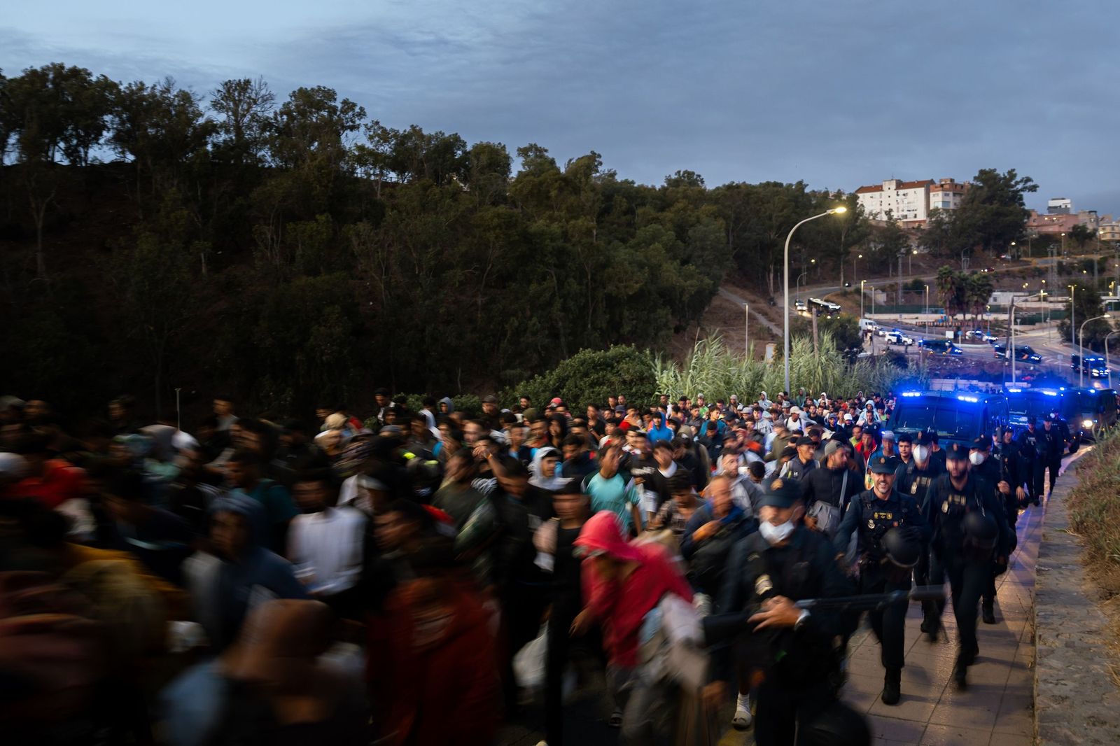 El Gobierno traslada a 864 migrantes de Loma Colmenar y prepara espacio para otras 300 mujeres y menores
