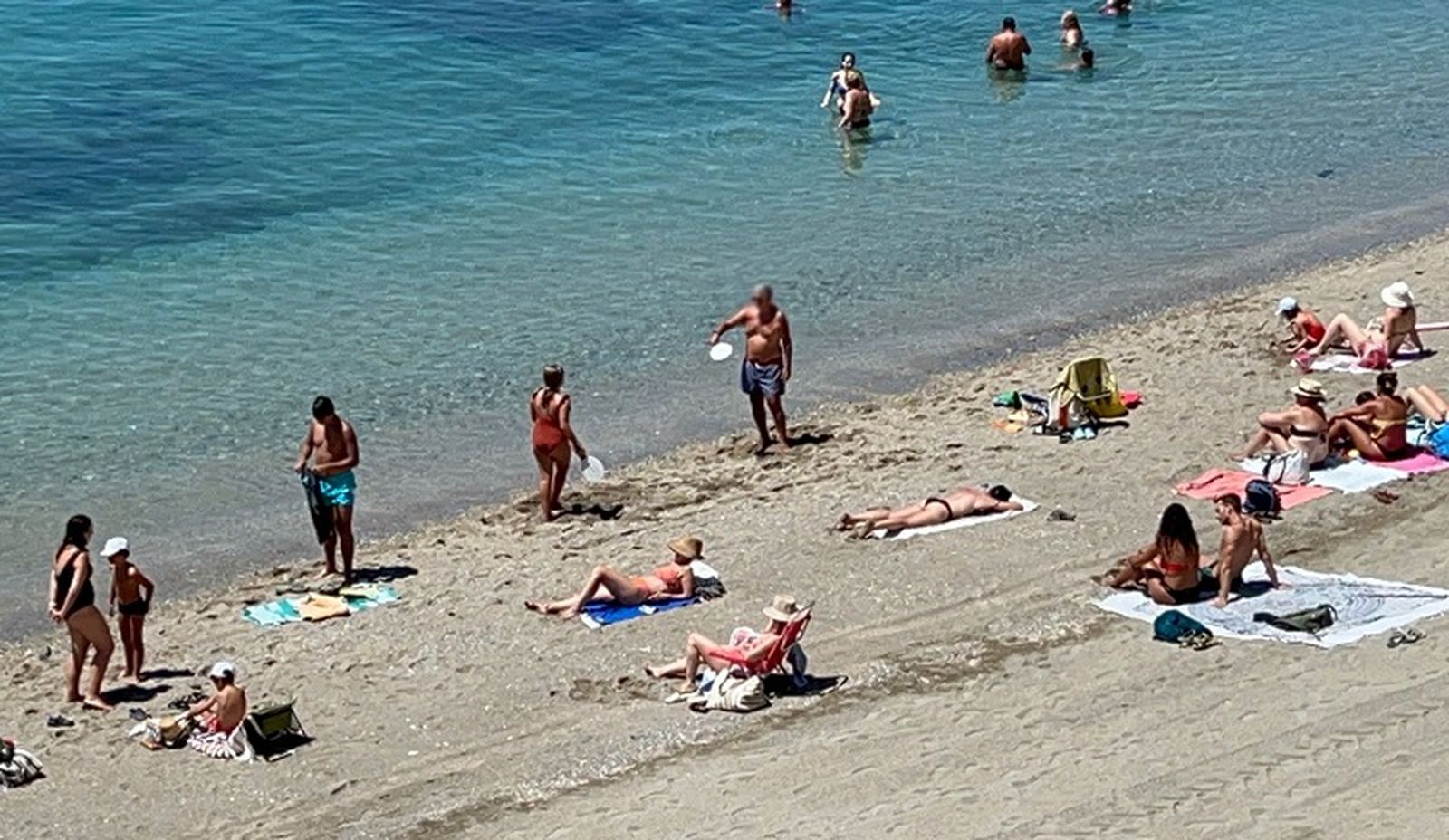 Usuarios de la playa jugando a las palas | FOTO E.A.