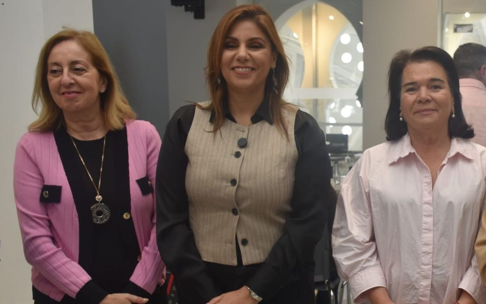 La consejera de Sanidad y Servicios Sociales, Nabila Benzina (en el centro), junto a las directoras generales de Servicios Sociales, Adela Nieto, y de Igualdad, Malilka Al-Lal
