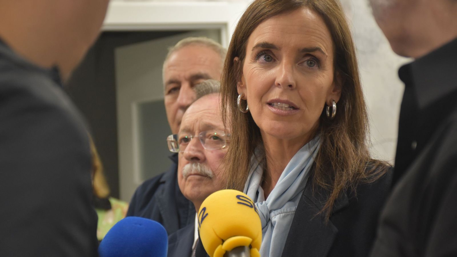 Carmen Fúnez junto a Juan Vivas y al senador Abdelhakim Abdeselam