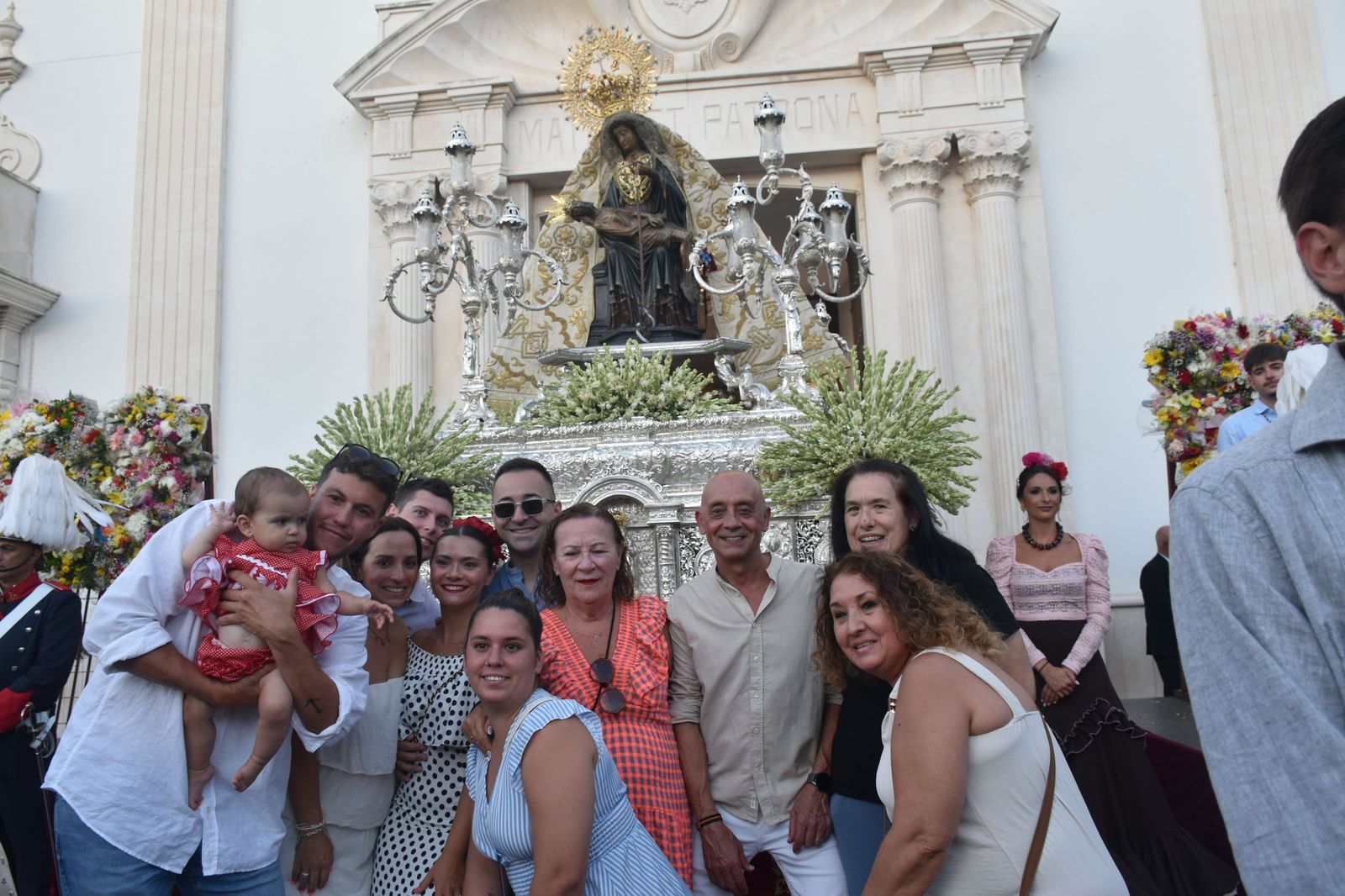 Los ceutíes vuelven a encontrarse con su Madre entre flores, esperanza y lágrimas contenidas