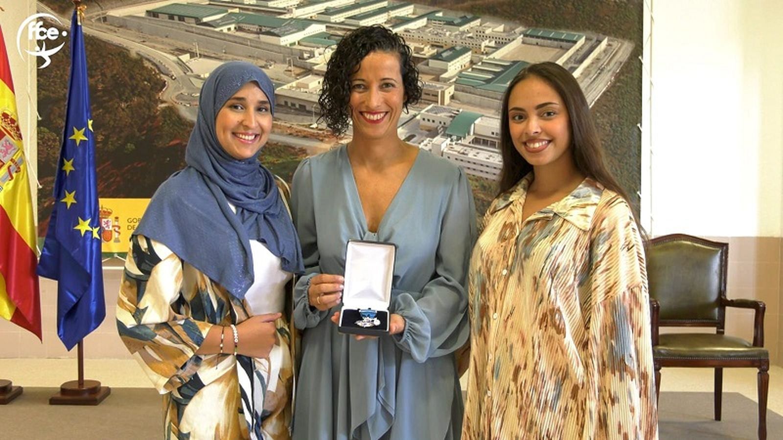 Karima y Nadia posan junto a la directora de la prisión, Nonia Velázquez, tras el homenaje realizado a la RFFCE por su labor. / FOTO CEDIDA