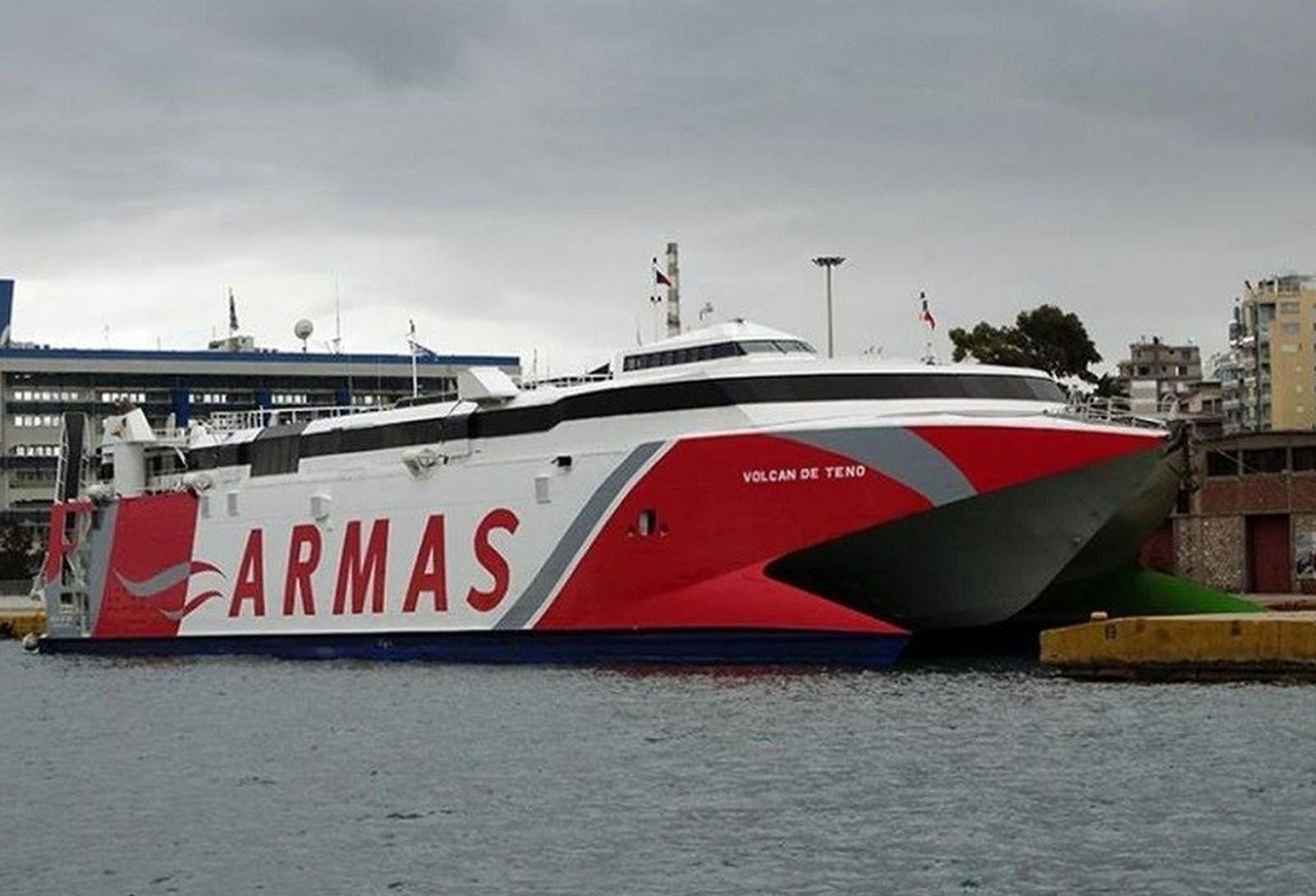 Un ferri de Naviera Armas, atracado en el puerto de Algeciras.