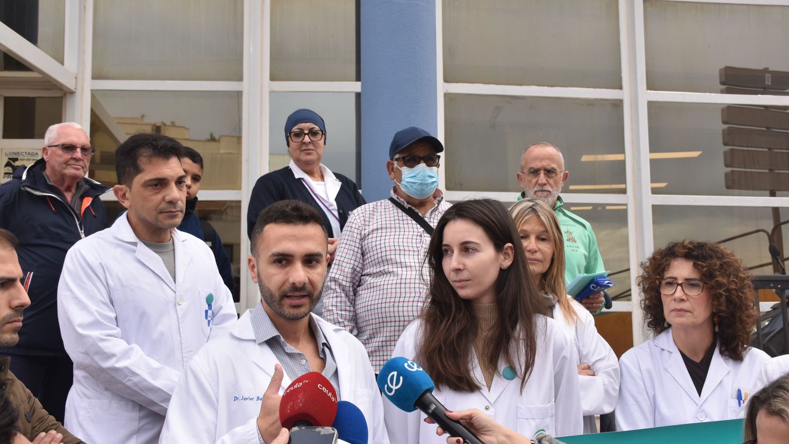 El médico de familia de Recinto Javier Bazaga en declaraciones a la prensa durante la concentración de este miércoles