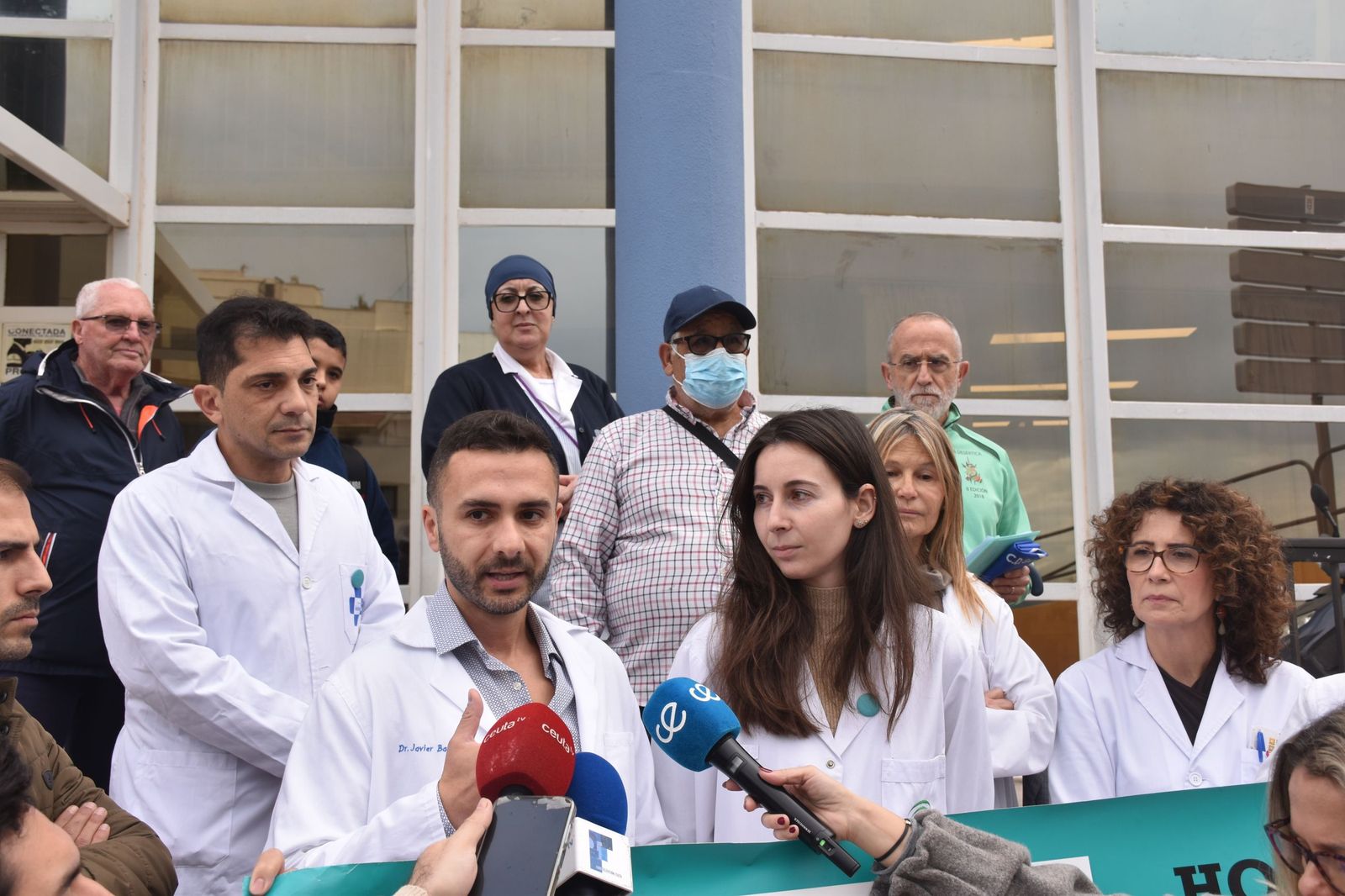 El médico de familia de Recinto Javier Bazaga en declaraciones a la prensa durante la concentración de este miércoles