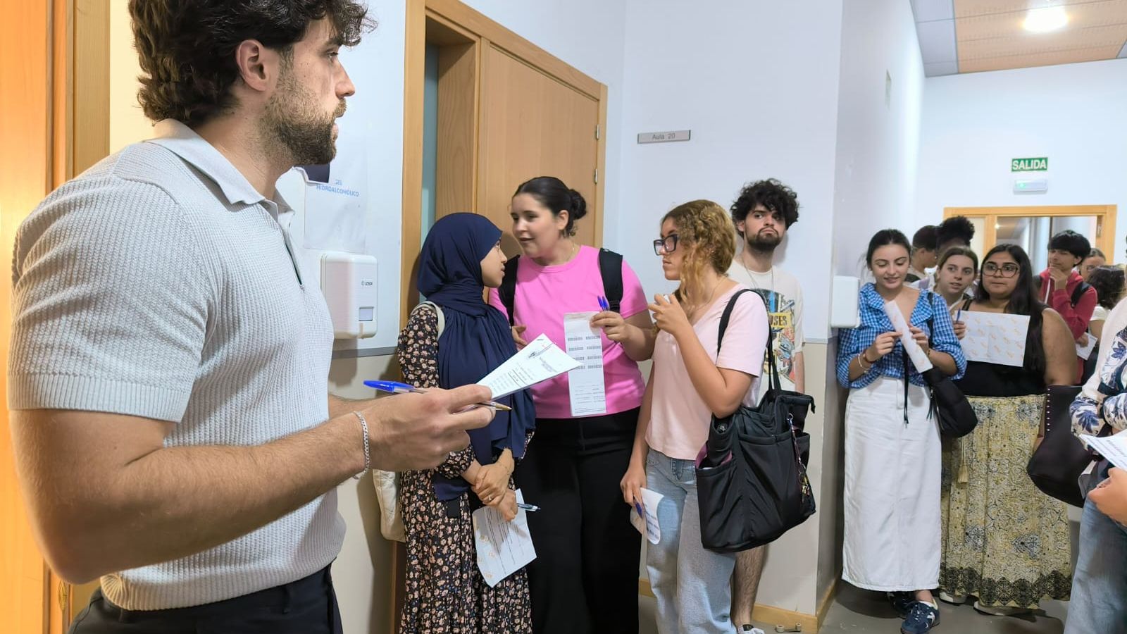 Un docente llamando a alumnos para hacer el exámen de Inglés