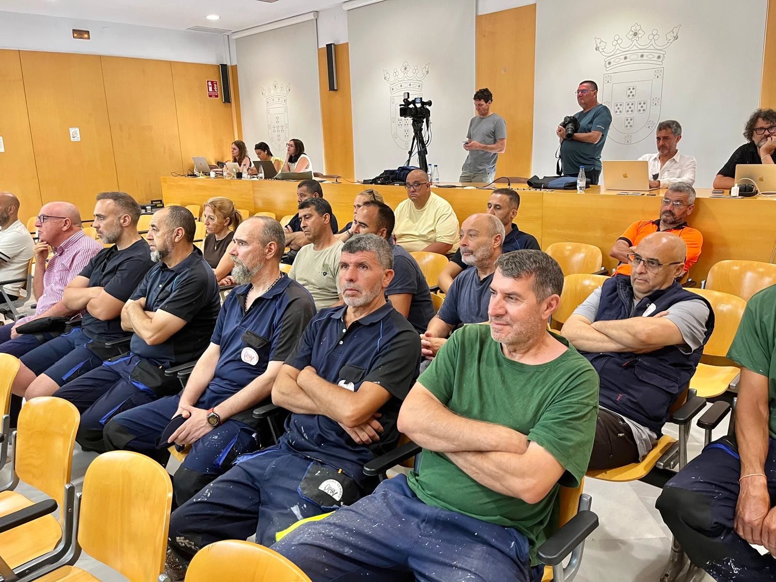Trabajadores de Brigadas Verdes, durante la sesión plenaria de la Asamblea de ayer martes