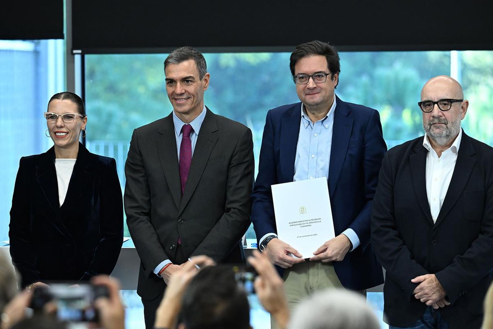 Momento de la firma del acuerdo para el incremento de los salarios de los empleados públicos