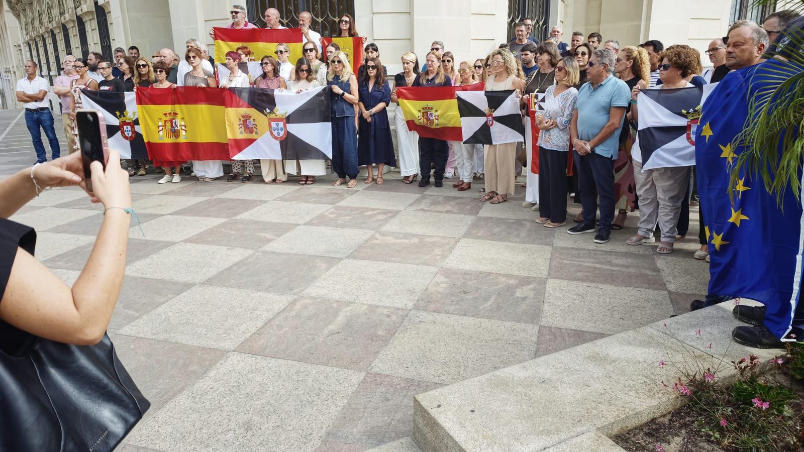 Concentración de funcionarios a las puertas del Palacio Autónomico contra la falta de soluciones tras la entrada masiva