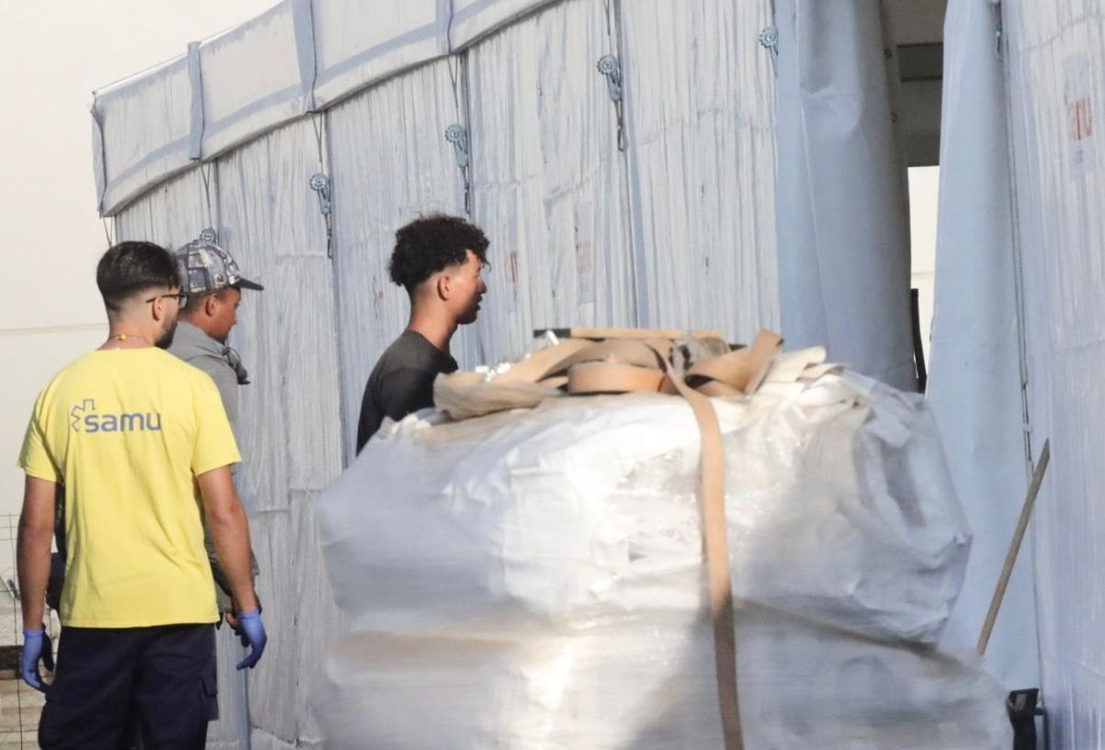 Tenso traslado  de más de  3.000 migrantes de las playas de Ceuta a un nuevo centro temporal