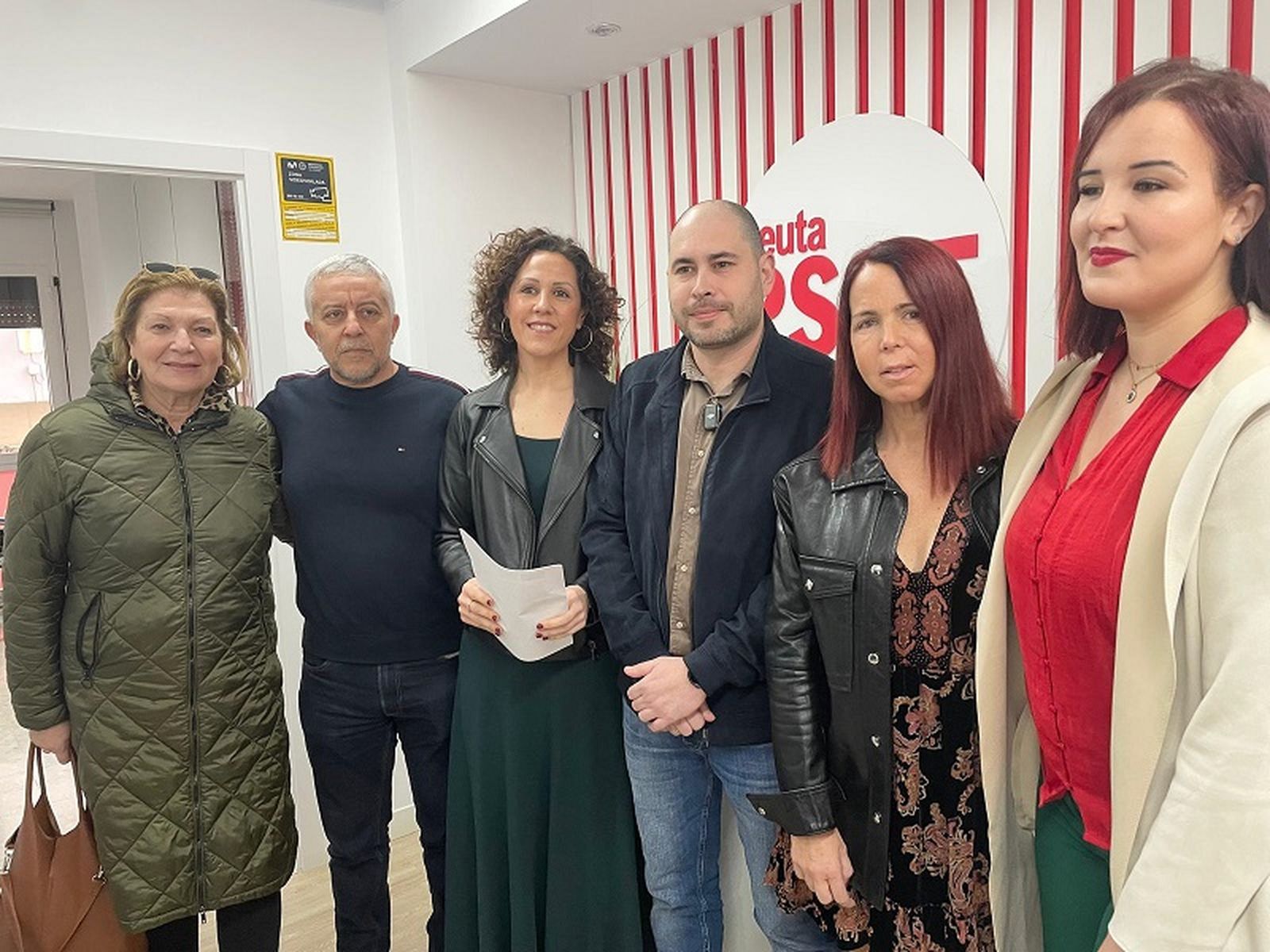 Pérez Triano junto a los miembros de su candidatura a liderar el PSOE. / FOTO REDUAN